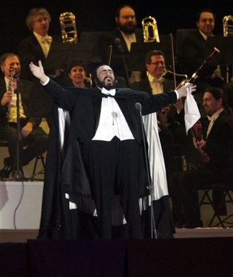 Luciano Pavarotti při zahájení zimních olympijských her v Turíně roku 2006 (foto YT)