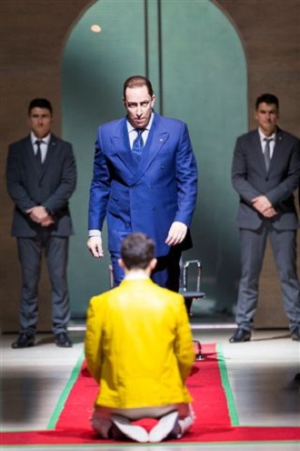 G.F.Händel: Agrippina - Mika Kares (Claudio), Jake Arditti (Nerone), Statisten - Theater an der Wien 2016 (foto © Werner Kmetitsch)