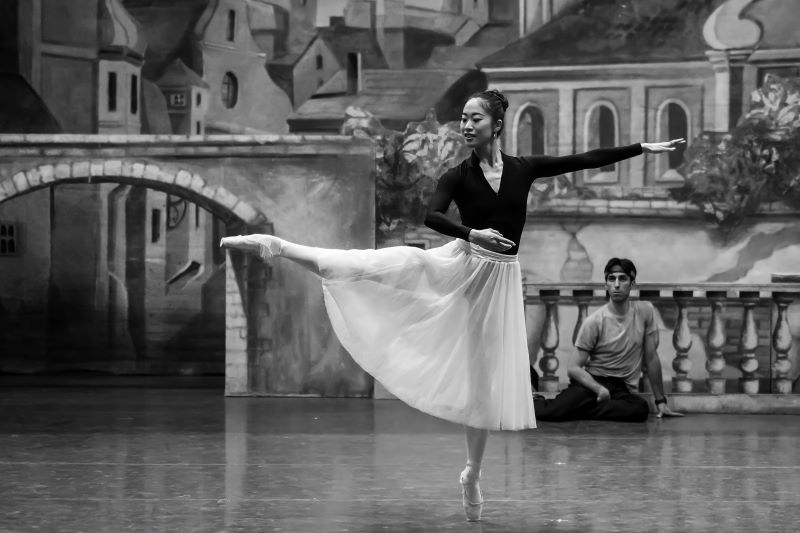 Ayaka Fujii na jevištní zkoušce Coppélie (foto Serghei Gherciu)