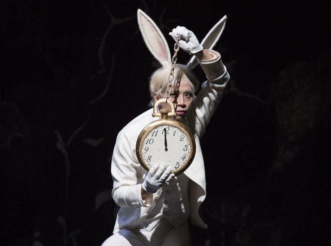 Alenka v krajine divov - choreografia Jorma Elo - Xiaoyu He (White Rabbit) - Suomen Kansallisbaletti (foto © 2016 Mirka Kleemola)
