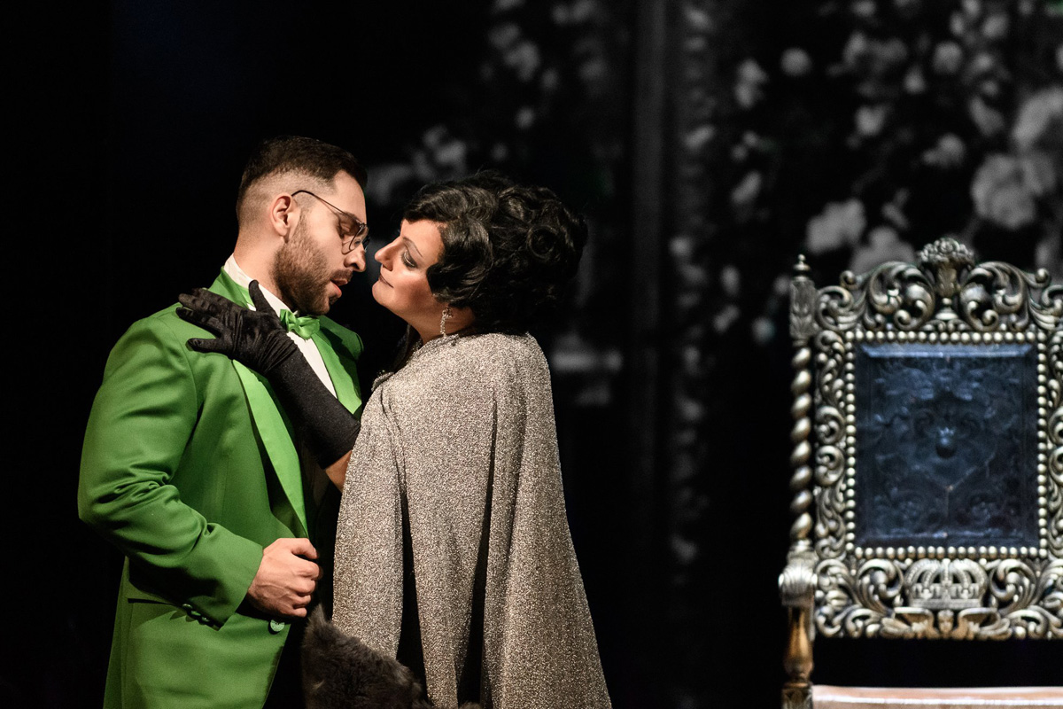 Divadlo J. K. Tyla Plzeň, Věc Makropulos (plnohodnotná scéna): Amir Khan, Ivana Veberová (foto Martina Root)