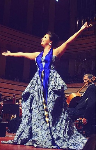 Anna Netrebko na koncerte v Budapešti oblečená v šatách z dielne slovenského návrhára Borisa Hanečku (foto archiv)