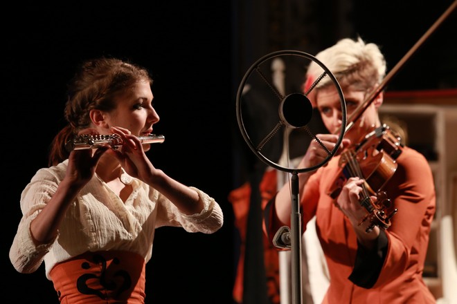 Alena Pešková: Gazdina roba - Annabel Pearce a Gabriela Vermelho - Divadlo F. X. Šaldy Liberec 2015 (foto DFXŠ Liberec/Roman Dobeš)