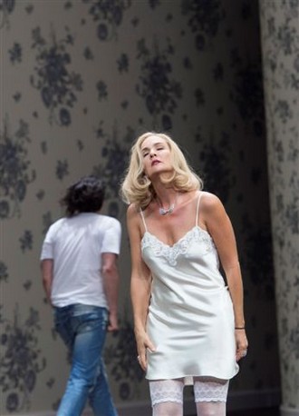 Anno Schreier: Hamlet - Marlis Petersen (Gertrud), Andrè Schuen (Hamlet) - Theater an der Wien 2016 (foto © Monika Rittershaus)