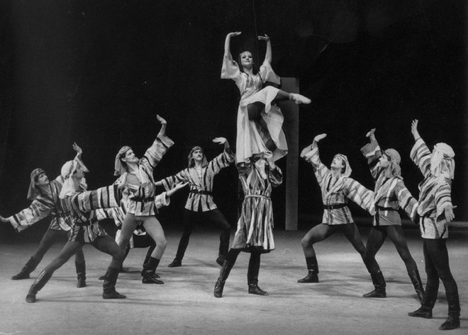 Aram Chačaturjan: Gajané - choreografie Gustav Voborník - Libuše Ovsová (Ajša) - Státní divadlo Brno 1986 (foto vis.idu.cz/Vladislav Vaňák)