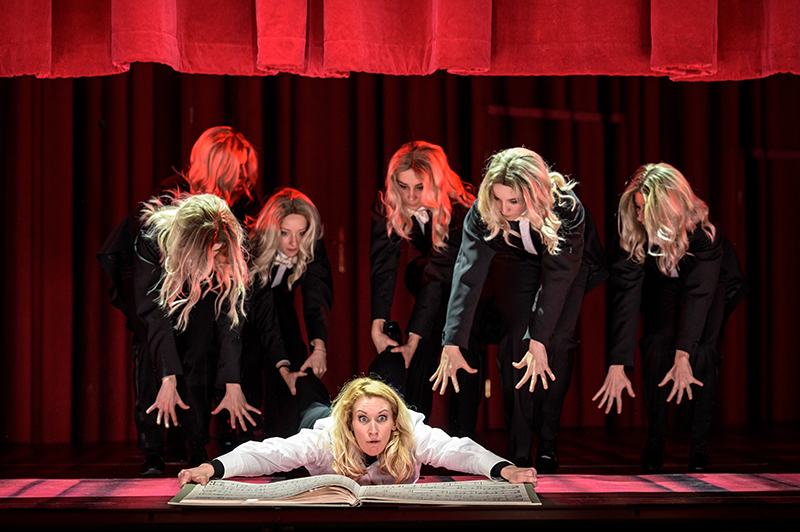 Richard Strauss: Ariadna na Naxu, Stavovské divadlo – Arnheiður Eiríksdóttir (Skladatel), Balet Opery Národního divadla (foto Petr Neubert)