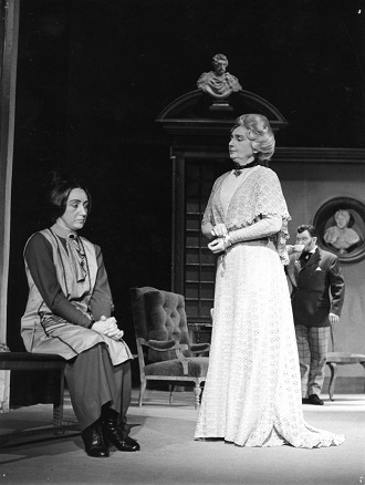 B. Britten: Albert Herring - Jaroslava Sedlářová (Florence Pike), Mária Hubová (Lady Billows) SND 1966 (foto archív SND / foto Eduard Hollý)