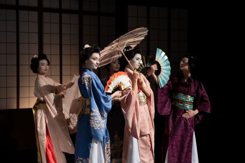 Balet DJKT Plzeň – Geiko (Kako Sawai, Novella Petrucci, Kanako Tamaki, Luisa Isenring, Adéla Krandová, foto Irena Štěrbová)