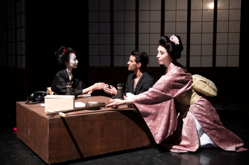 Balet DJKT Plzeň – Geiko (Mami Mołoniewicz, Gaëtan Pires, Kristýna Miškolciová, foto Irena Štěrbová)