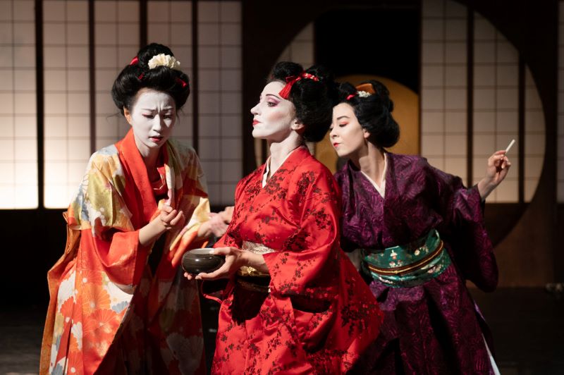 Balet DJKT Plzeň – Geiko (Mami Mołoniewicz, Jarmila Hruškociová, Adéla Krandová, foto Irena Štěrbová)