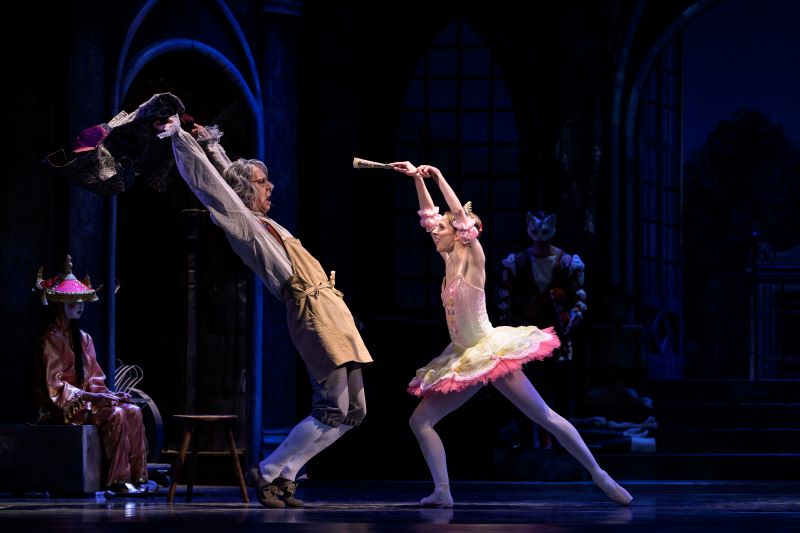 Balet Národího divadla – Coppélia (Marek Svobodník a Alina Nanu, foto Serghei Gherciu)