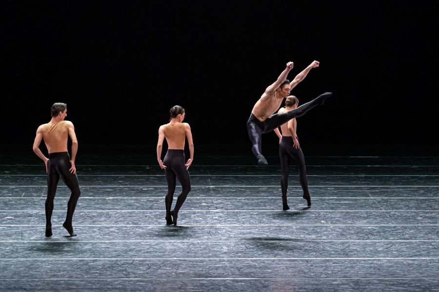 Balet SND – Bolero X (Roman Qin Wei Vu, foto Juraj Žilinčár)