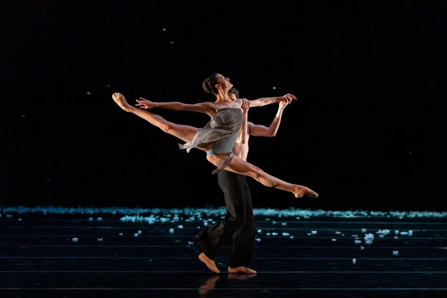 Balet SND – Murmuration (Ilinca Ducin a Andrea Schifano, foto Juraj Žilinčár)