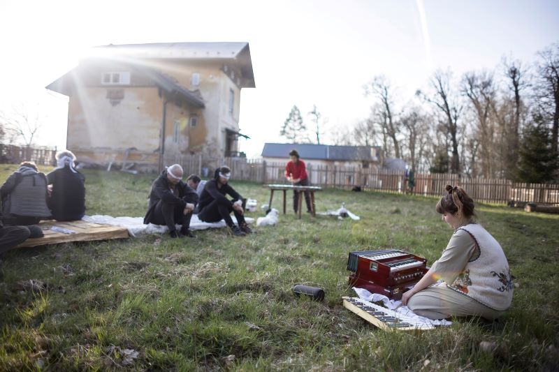Bazaar Festival 2024 – performativní piknik (foto Vojtěch Brtnický)