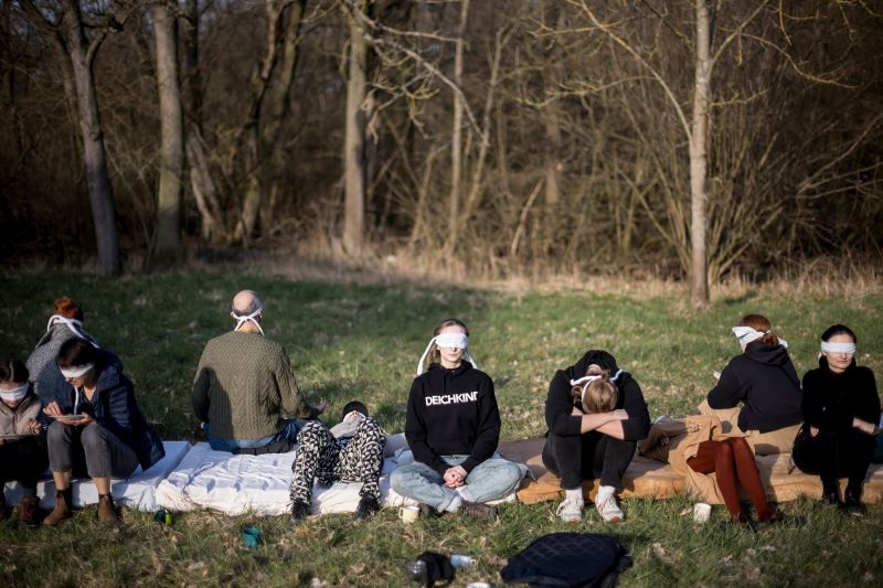Bazaar Festival 2024 – performativní piknik (foto Vojtěch Brtnický)