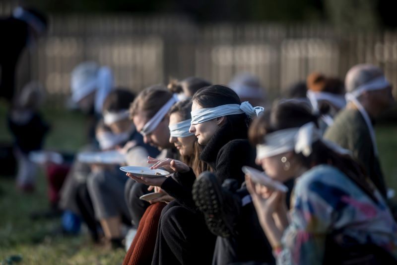 Bazaar Festival 2024 – performativní piknik (foto Vojtěch Brtnický)