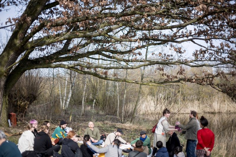 Bazaar Festival 2024 – performativní piknik (foto Vojtěch Brtnický)