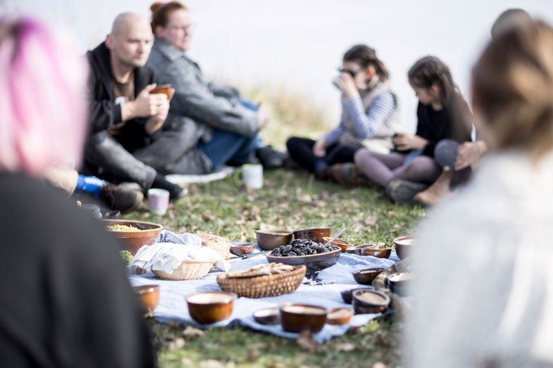 Bazaar Festival 2024 – performativní piknik (foto Vojtěch Brtnický)