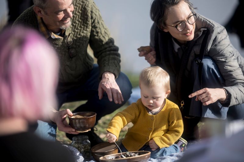 Bazaar Festival 2024 – performativní piknik (foto Vojtěch Brtnický)