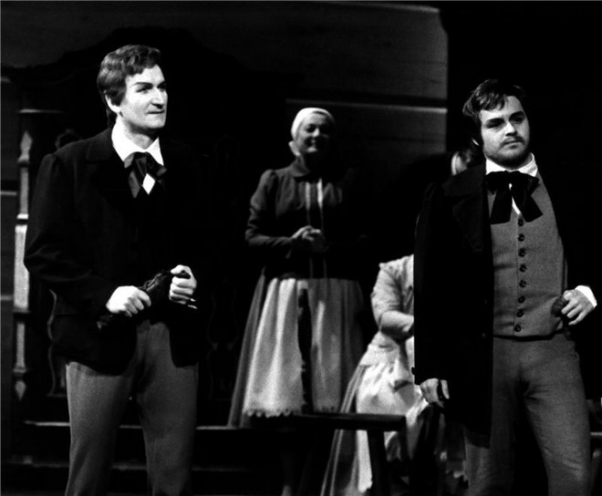 Bedřich Smetana: Hubička - Dalibor Novotný (Lukáš) a Ivan Kusnjer (Tomeš) - ND Praha 20.11.1981 (foto archiv ND Praha/Jaromír Svoboda)