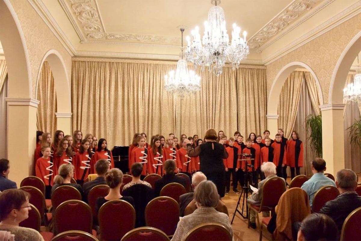 Dny soudobé hudby, 10. října 2023, Kaiserštejnský palác – Dětský pěvecký sbor Mariella a sbormistryně Hana Bezděková (foto Zdeněk Chrapek)