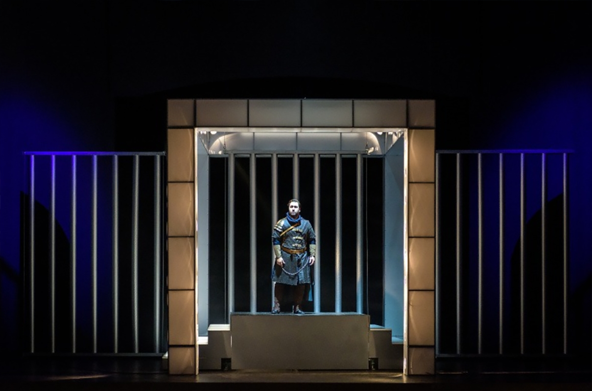 Bedřich Smetana: Dalibor, premiéra 22. října 2022, Divadlo J. K. Tyla, Velké divadlo – Richard Samek jako Dalibor, rytíř (foto Martina Root)