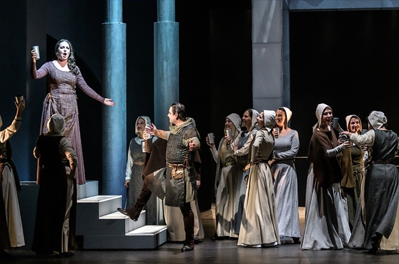 Bedřich Smetana: Dalibor, premiéra 22. října 2022, Divadlo J. K. Tyla, Velké divadlo – Lucie Silkenová jako Jitka, selské děvče na statcích Daliborových a Tomáš Kořínek jako Vítek (foto Martina Root)