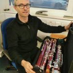 Stuart Russel se svým nástrojem (zdroj British Transport Police)
