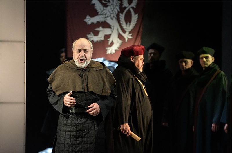 Bedřich Smetana: Dalibor, premiéra 22. října 2022, Divadlo J. K. Tyla, Velké divadlo – Jiří Sulženko jako Beneš, žalářník a Dalibor Tolaš jako Soudce (foto Martina Root)