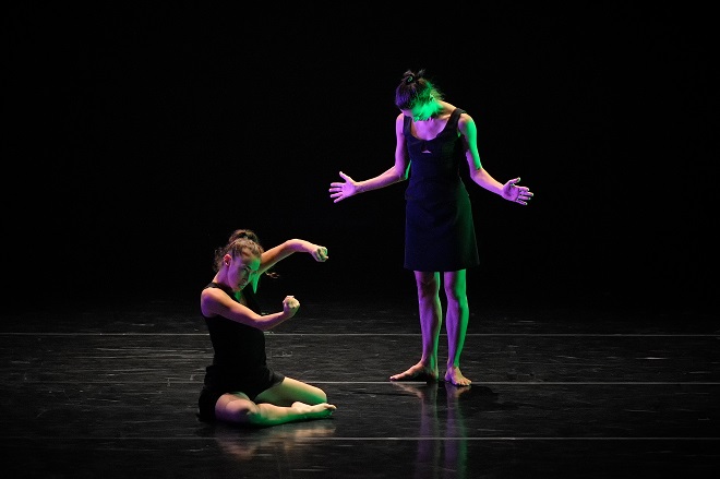 O. Naharin: B/olero - Adi Salant, Nataša Novotná - NDM Ostrava 2016 (foto Martin Popelář)