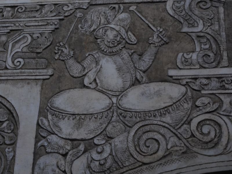 Bubeník na renesančním sgrafitu na zdi Kapitulní knihovny na Hradčanském náměstí v Praze (zdroj Petr Daněk)