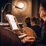 Pocta Broniusi Kutavičiusovi na festivalu Moravský podzim, 16. října 2021 (foto Štěpán Plucar)Pocta Broniusi Kutavičiusovi na festivalu Moravský podzim, 16. října 2021: Marek Paľa (foto Štěpán Plucar)