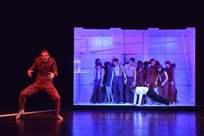 Chaplin - choreografie Mario Schröder - Patrick Ulman (Karno), Koki Nishioka (Chaplin) - NDM Ostrava 2015 (foto Martin Popelář)