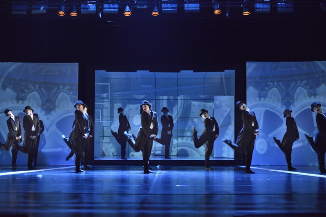Chaplin - choreografie Mario Schröder - Zábavní průmysl – sborová scéna - NDM Ostrava 2015 (foto Martin Popelář)