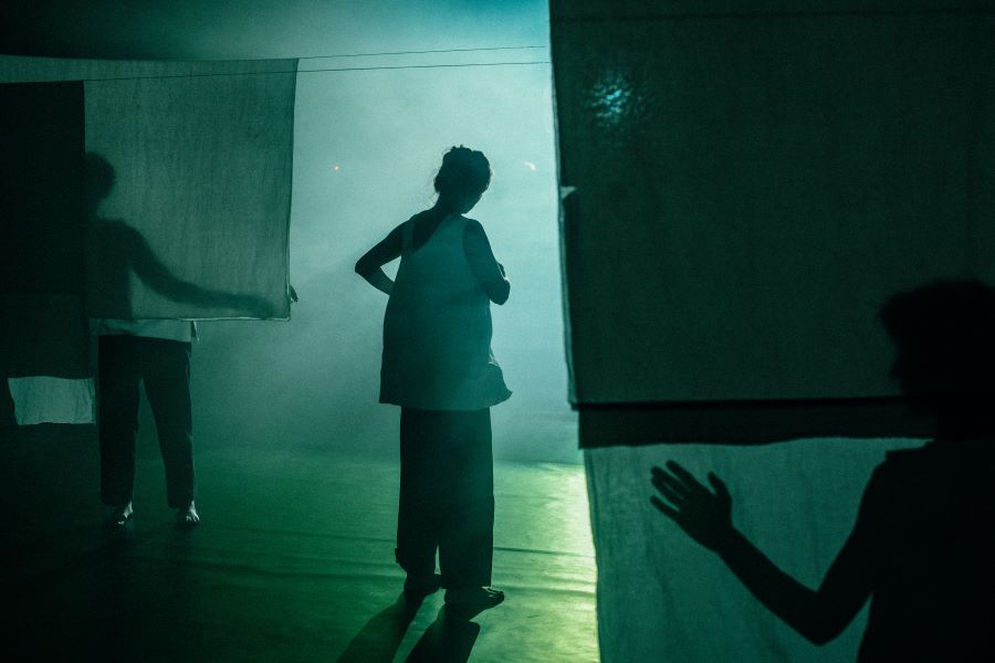 Choreografie Yutori o stavu bytí, kdy vnímání času ztrácí své konkrétní vymezení (foto František Plzák, Lusk)