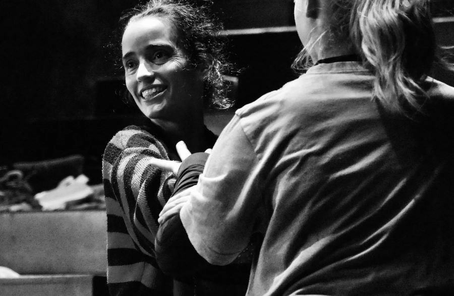 Choreografka Lali Ayguadé pracuje se studenty Duncan centra (foto archiv konzervatoře)