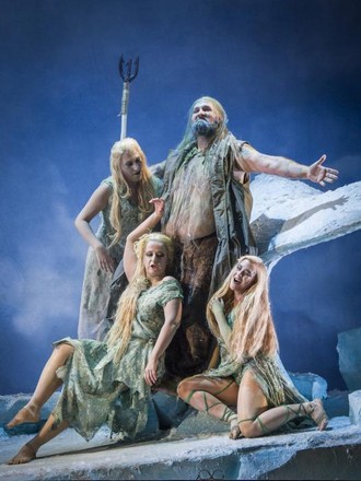 Antonín Dvořák: Rusalka - Christianne Bélanger (Žienka), Diana Selma Krauss (Žienka), Michael Hauenstein (Vodník), Susanne Langbein (Žienka) - Tiroler Landestheater Innsbruck 2016 (foto © Tiroler Landestheater Innsbruck)