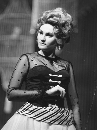 Wolfgang Amadeus Mozart: Così fan tutte - Magdaléna Hajóssyová (Fiordiligi) - SND Bratislava 1971 (foto Jozef Vavro/archiv SND)