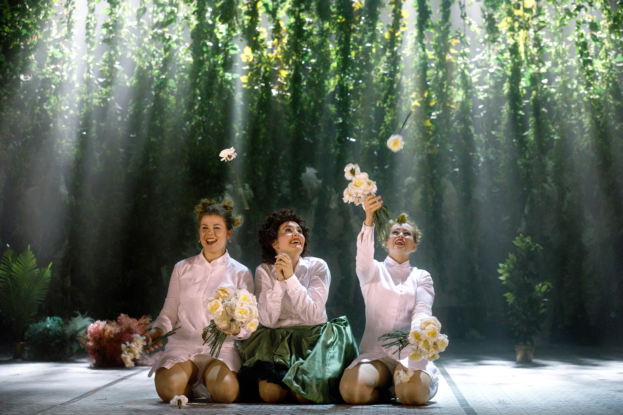 Jihočeské divadlo, Wolfgang Amadeus Mozart, Così fan tutte: Lucie Kaňková, Zuzana Benešová, Dana Šťastná (foto Petr Zikmund)
