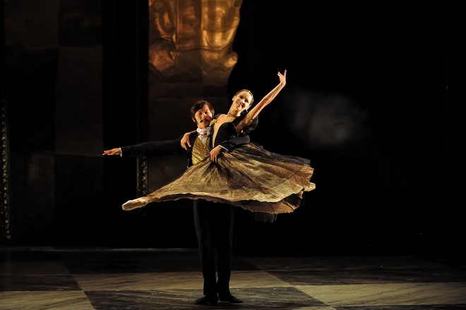 Giuseppe Verdi: Dáma s kaméliemi - Po-Ju Lin (Baron) a Olga Borisová-Pračiková (Marguerite Gautier) - NDM Ostrava (foto Martin Popelář)