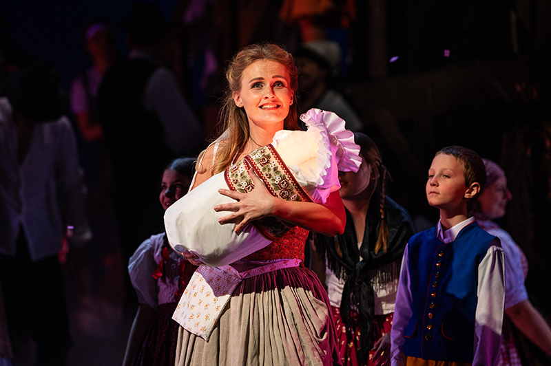 Bedřich Smetana: Hubička, Divadlo F. X. Šaldy Liberec (foto Daniel Dančevský)