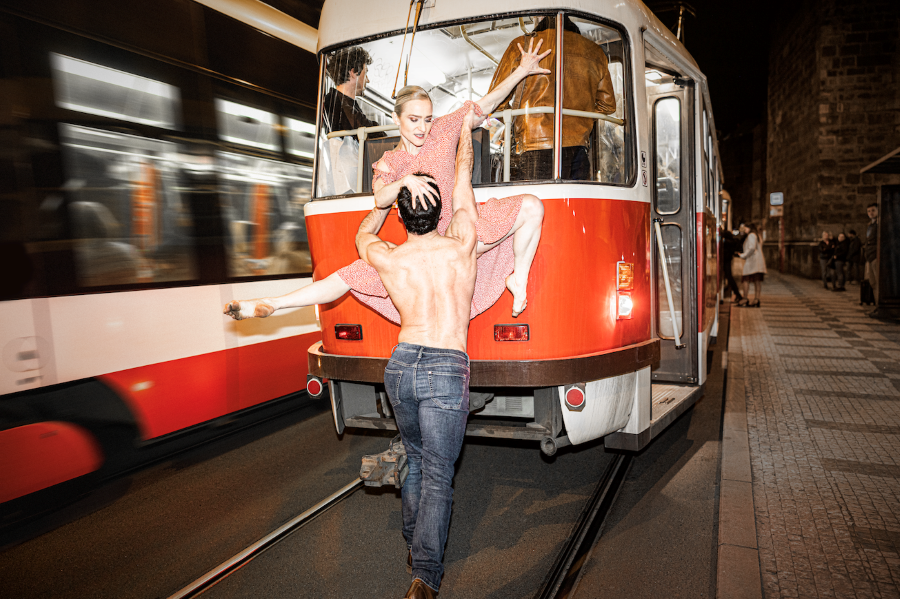 DEKKADANCERS, Tramvaj do stanice Touha (foto vizuálu Pavel Hejný)