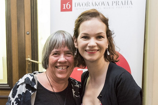 Gillian Whitehead a Hilary Hahn - Dvořákova Praha 2016 (foto Petra Hajská)