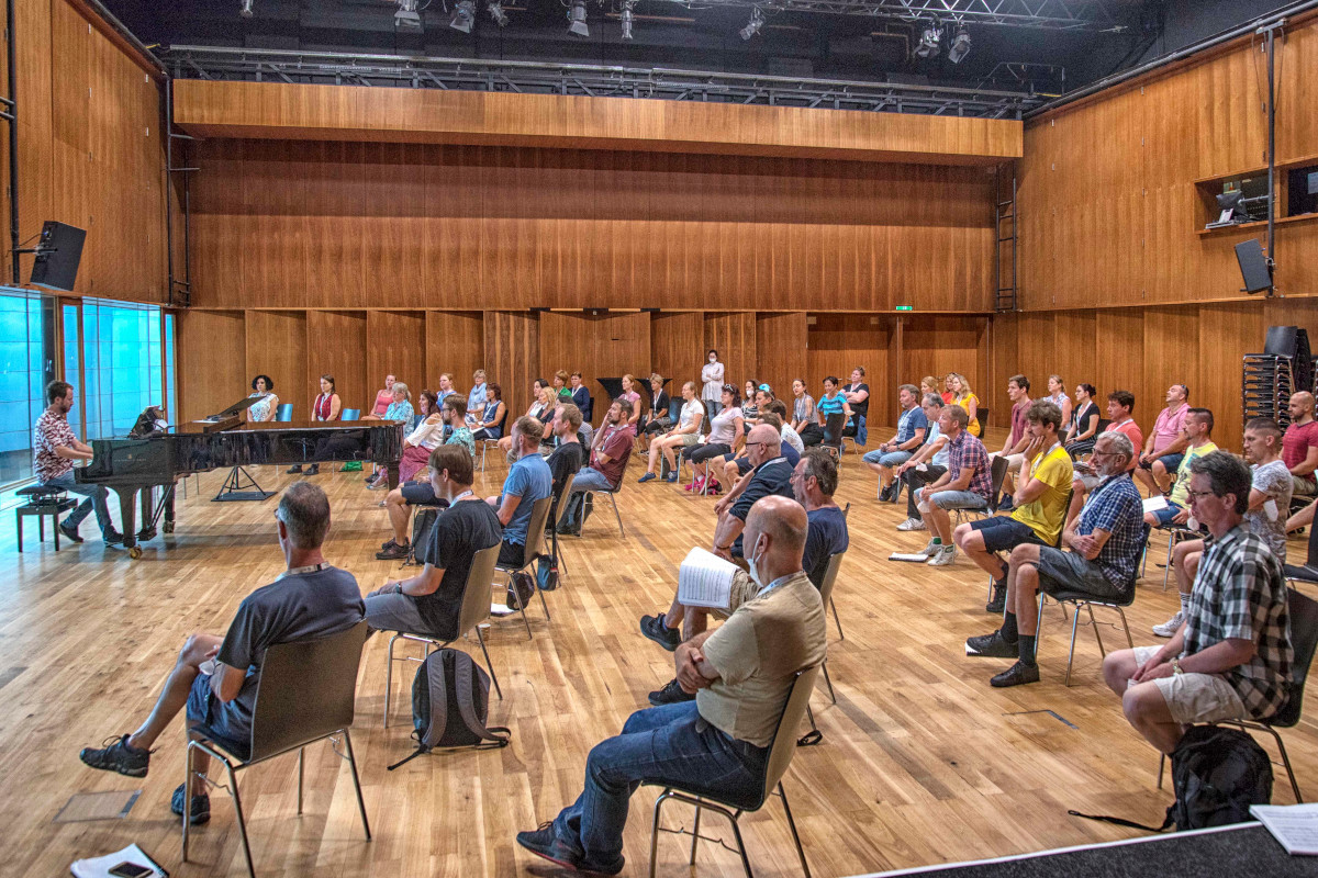 Lukáš Vasilek a Pražský filharmonický sbor při zkoušce (foto Martina Kritznerová)
