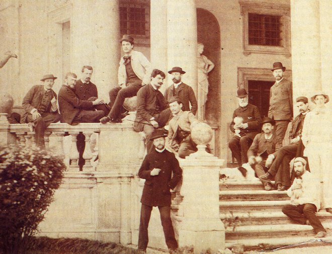 Claude Debussy v Paříži roku 1885 (ve středu snímku v tmavém oblečení) (foto archiv)