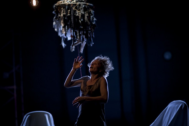 L.Švejdová/M.Trpišovská: Den a Noc a Noc a Den - Divadlo Ponec 2016 (foto Vojtěch Brtnický)