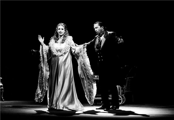 R. Strauss: Der Rosenkavalier - Margaret Chalker (Maršálka), Luděk Vele (Baron Ochs z Lerchenau) - ND Praha 1996 (foto Oldřich Pernica)