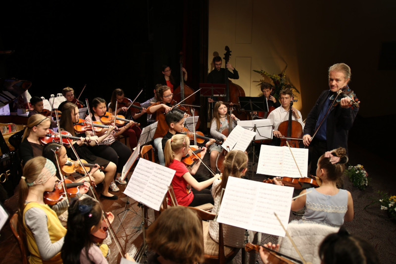 Orchestr soutěžících Kocianovy houslové soutěžě pod taktovkou Pavla Šporcla (foto Kocianova houslová soutěž)