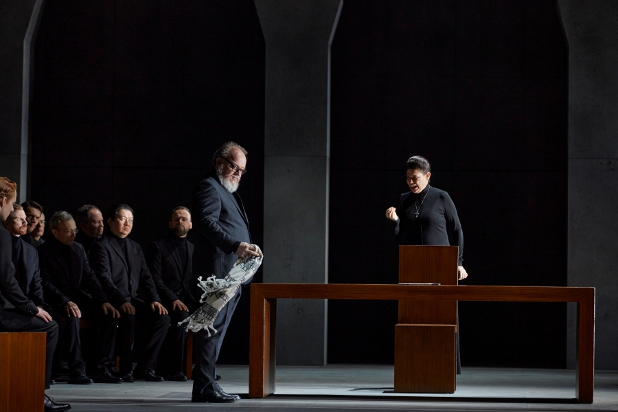 Detlev Glanert: Židovka z Toleda (Die Jüdin von Toledo) – Markus Marquardt, Tanja Ariane Baumgartner, Sächsischer Staatsopernchor Dresden, Semperoper Dresden, premiéra 10. února 2024 (Semperoper Dresden, foto Ludwig Olah)