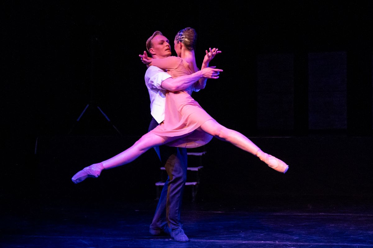 Divadlo F. X. Šaldy Liberec – Sylf (Anya Clarke a Richard Svoboda, foto Daniel Dančevský)